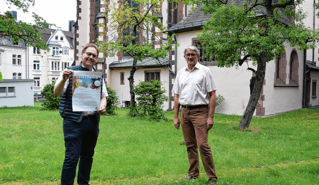 Wolfgang Herz (l.) und Gerhard Steger freuen sich auf die Fortführung der Veranstaltung im Pfarrgarten von St. Michael. (Foto: Annabell Jatzke)