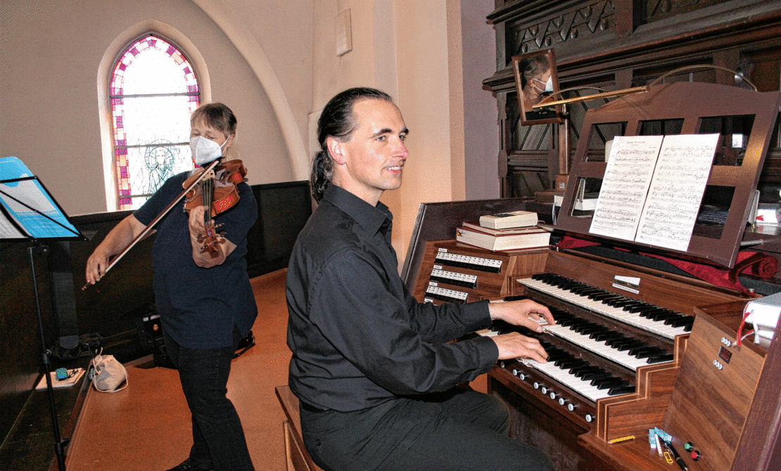 Organist und Organisator Jörg Segtrop und Jutta ￼Bednarz an der ￼Viola musizierten von der Empore in St.￼Marien aus. (Foto: Martin Krehl)