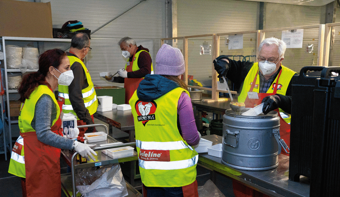 In der "Winternothilfe am U" verteilten ehrenamtliche Helferinnen und Helfer warme Mahlzeiten an Obdachlose. (Foto: privat)