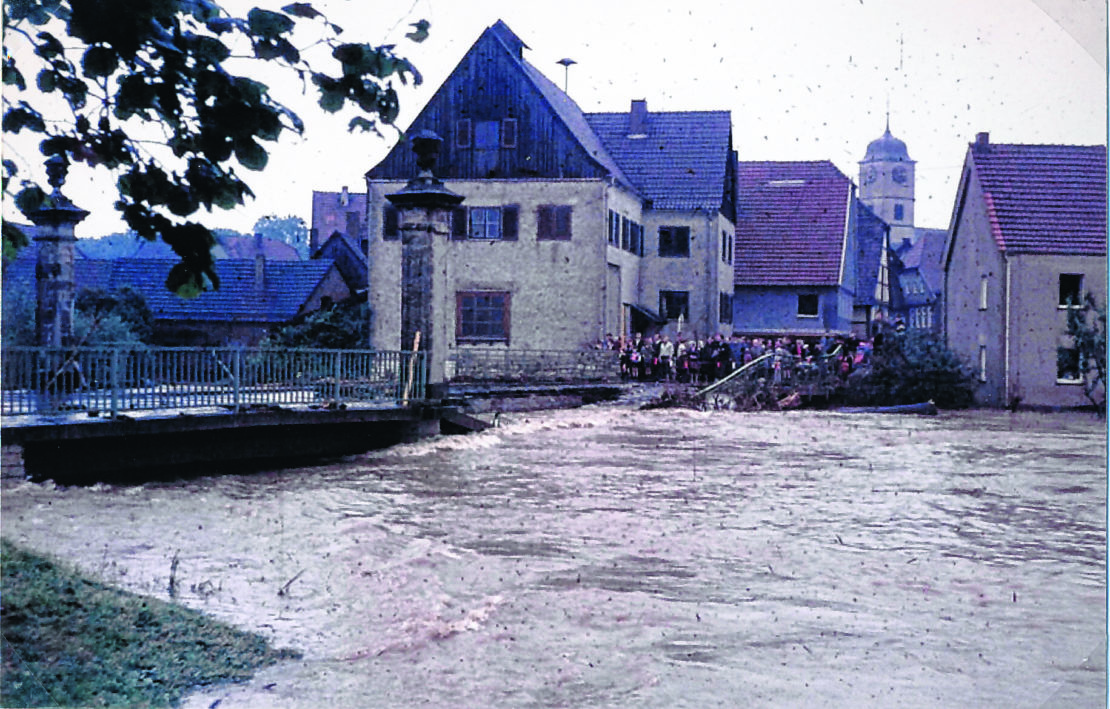 Die Almebrücke in Schloß Neuhaus kann dem Wasserdruck nicht standhalten und zerbirst in den frühen Morgenstunden des 17.Juli 1965. (Foto: Stadt- und Kreisarchiv Paderborn)