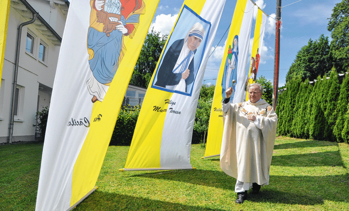 Pfarrer Reinhard Lenz segnete während des Gottesdienstes die 17 neu angeschafften Heiligenfahnen. (Foto: Dieter Dörrenbach)