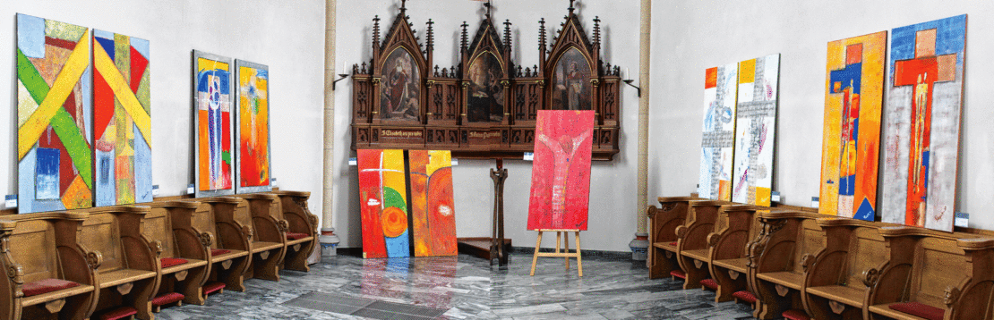 Die Werke der Künstlerin Anita Jäger sind im Chorraum der Franziskanerkirche zu sehen. Fotos: Maas