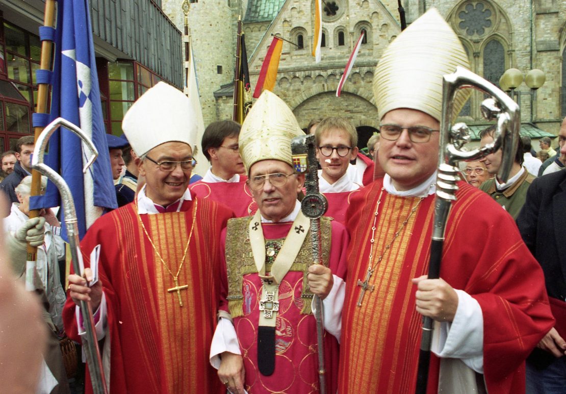 Vor 25 Jahren: Kardinal Degenhardt mit den Weihbischöfen Algermissen (l.) und Marx (r.) vor dem Paderborner Dom. (Foto: Der DOM)