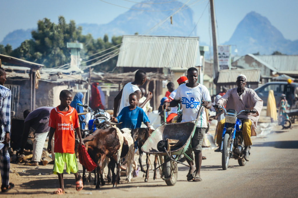 Straßenszene mit Markt an der Hauptstraße der Stadt Yola im Bundesstaat Adamawa, Nigeria.