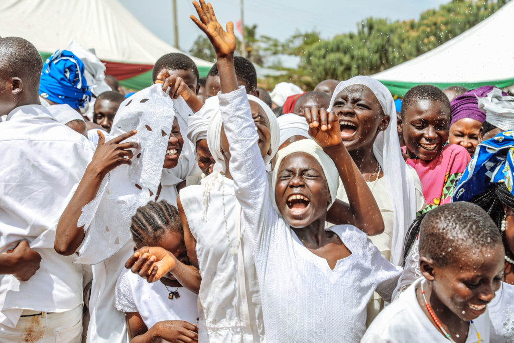 Glaubensfest: Firmlinge bei einer Messe in Jos empfangen Segen mit Weihwasser.