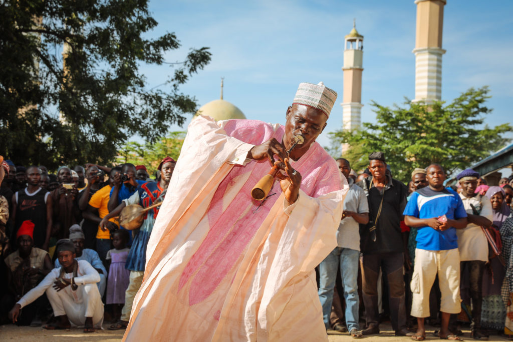 Traditionelle Musikdarbietung vor einer Moschee anlässlich des Besuchs von Erzbischof Ignatius Kaigama beim Emir von Kanam, Bundestaat Plateau, Nigeria.