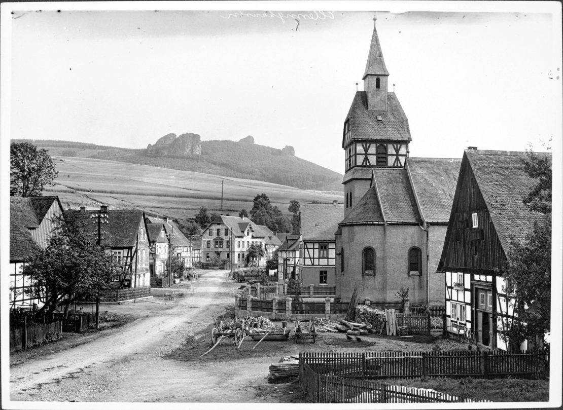 Eine Ansicht von Olsberg-Elleringhausen mit der alten Kirche, die 1969 abgerissen wurde.