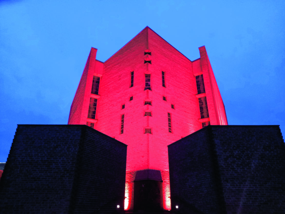 Bis zum 6. Januar wird die Abteikirche morgens und abends orange angestrahlt. (Foto: Abtei)