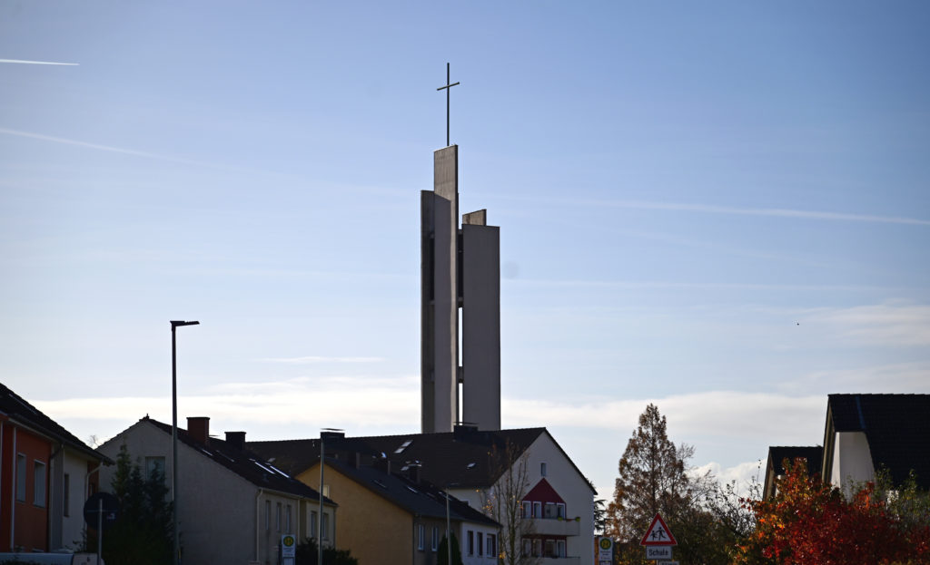 St. Kilian Kirche in Paderborn. Denkmal des Montas November 2021. (Foto: Patrick Kleibold)