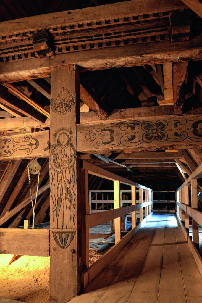 Ein Detail des Ostgiebels der Rodentelgenkapelle: Schön sind die erhaltenen Holzschnitzereien zu sehen. (Foto: Klein und Neumann KommunikationsDesign)