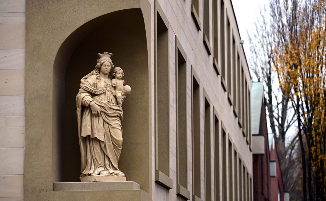 Das neue Verwaltungsgebäude an der Heiersstr. 15 in Paderborn. Die Marienfigur als Blickfang. (Fotos: Patrick Kleinbld)