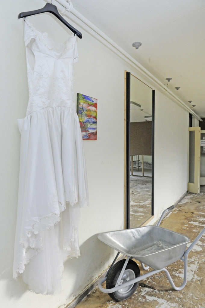 Brautkleid in der zerstörten Kleiderkammer der Caritas-Konferenz Hohenlimburg