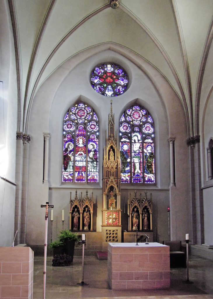 In dieser Kirche in Grevenbrück ist Thomas Sternberg gewissermaßen groß geworden – rechts im Fenster die Kreuzigungsdarstellung, die ihm bis heute vor Augen ist.￼ (Foto: Auffenberg)