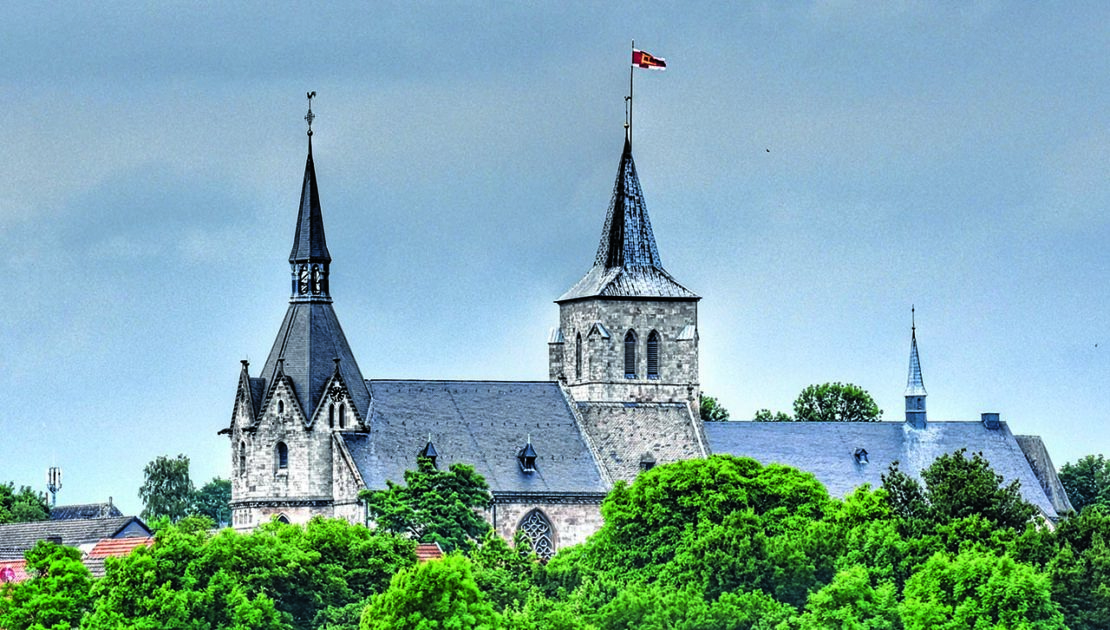 In der Fotoperspektive scheinen die beiden – 300 Meter voneinander entfernten – Kirchen Obermarsbergs ineinander überzugehen. Links die Nikolaikirche, rechts die Stiftskirche: beide aus dem 13. Jahrhundert. (Foto: JubiläumsNetzwerk)