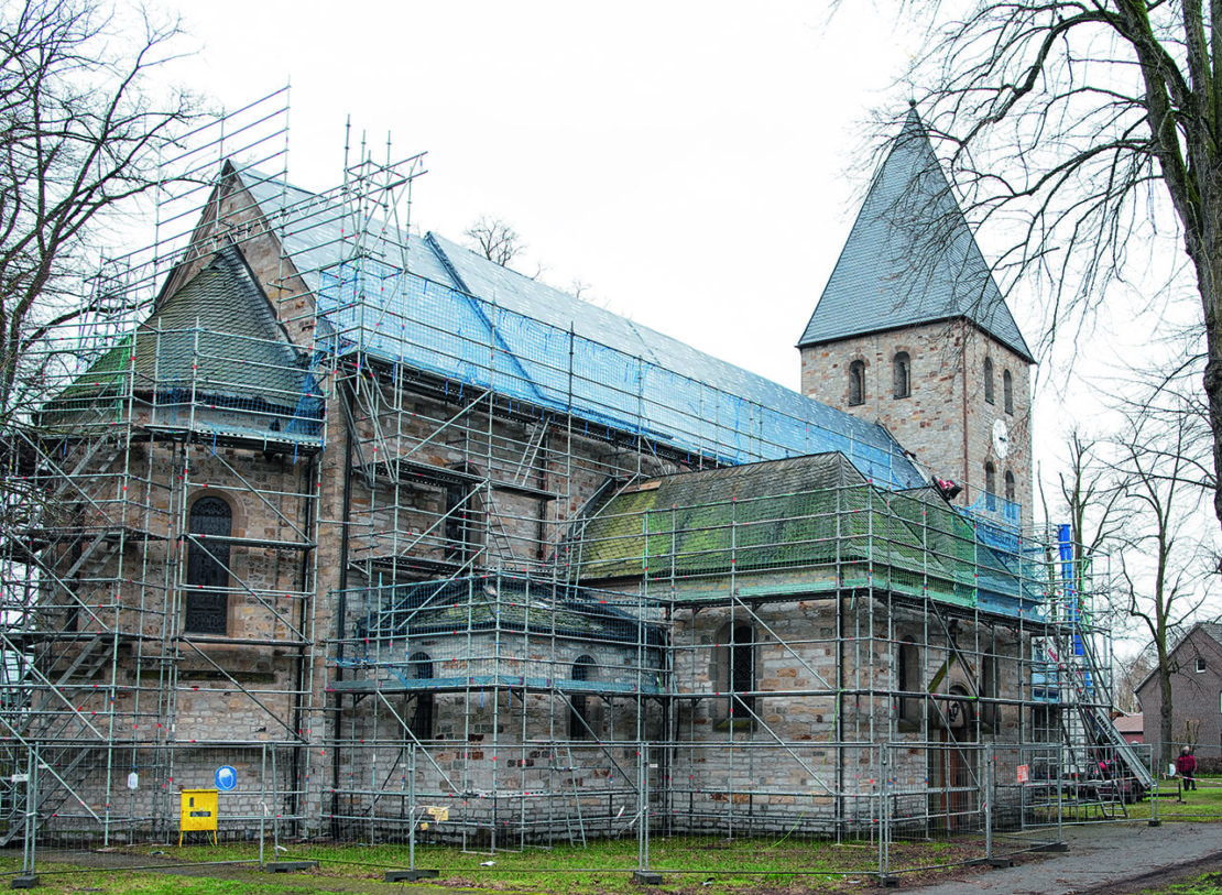 Seit dem Sommer war die Kirche St. Landolinus eingerüstet. Jetzt nähern sich die Arbeiten dem Ende. (Foto: Flüter)