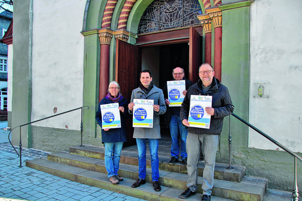 Mit Plakaten laden Gemeindereferentin Ina Huneck-­Schüttler, Bürgermeister Christian Pospischil, Presbyteriumsvorsitzender Wolfgang Dröpper und Pfarrer Andreas Neuser (v. l.) zur „Nacht der offenen Kirchen“ ein. (Foto: Lüttecke)