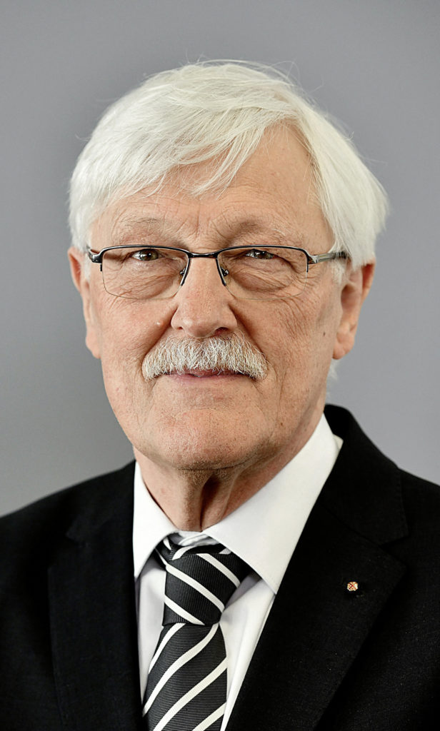 Heinz Paus arbeitete nach seinem Jurastudium zunächst als Rechtsanwalt. Bevor er von 1999 bis 2014 Bürgermeister von Paderborn war
