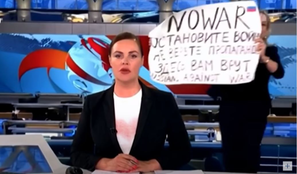 "Stoppt den Krieg. Glaubt der Propaganda nicht. Hier werdet ihr belogen" steht auf dem Schild, mit dem sich Marina Owsjannikowa in die russischen TV-­Nachrichten schmuggelte.