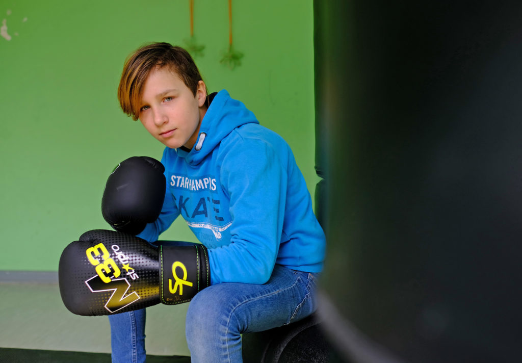 Der zwölfjährige Justin boxt gerne seine Aggressionen raus. (Foto: Markus Nowak)
