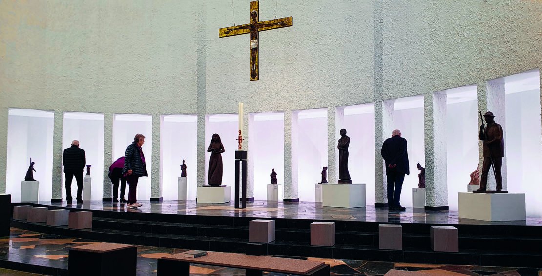 Symptomatisch für die Ausstellung von Nina Koch unter dem Titel „Distanz und Nähe“ ist die Figur des heiligen Martin mit dem Bettler. ￼(Foto: kfd)