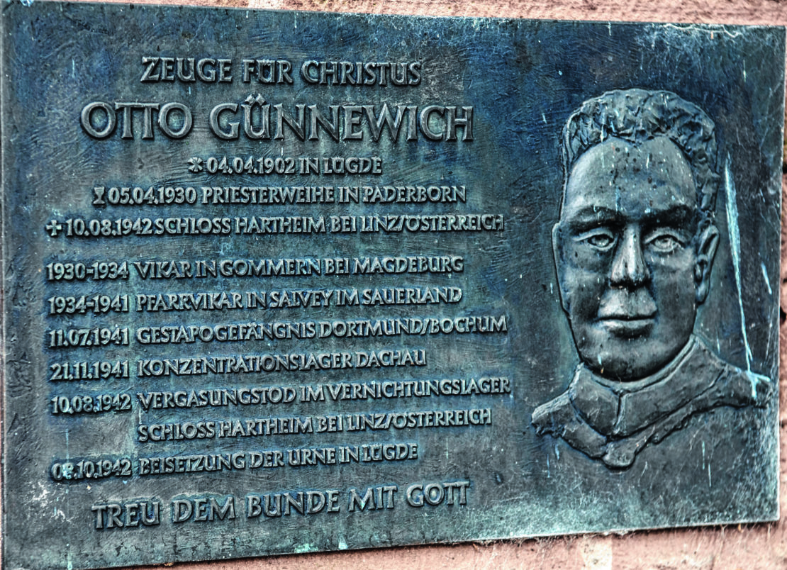 Eine Plakette an der Kirche St. Marien in Lügde erinnert an Leben und Sterben von Otto Günnewich. (Foto: Flüter)
