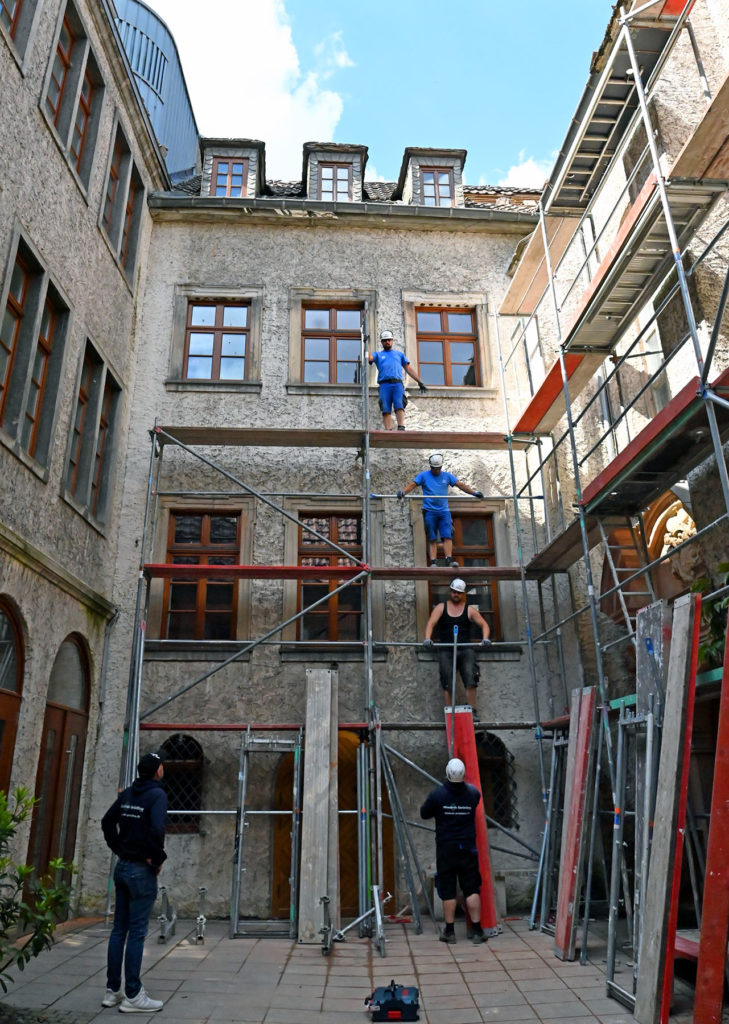 Zahlreiche Handwerker sind derzeit in ganz Paderborn und im Umland im Einsatz. Hier ein Blick auf den Hof des Michaelsklosters. (Foto: Patrick Kleibold)