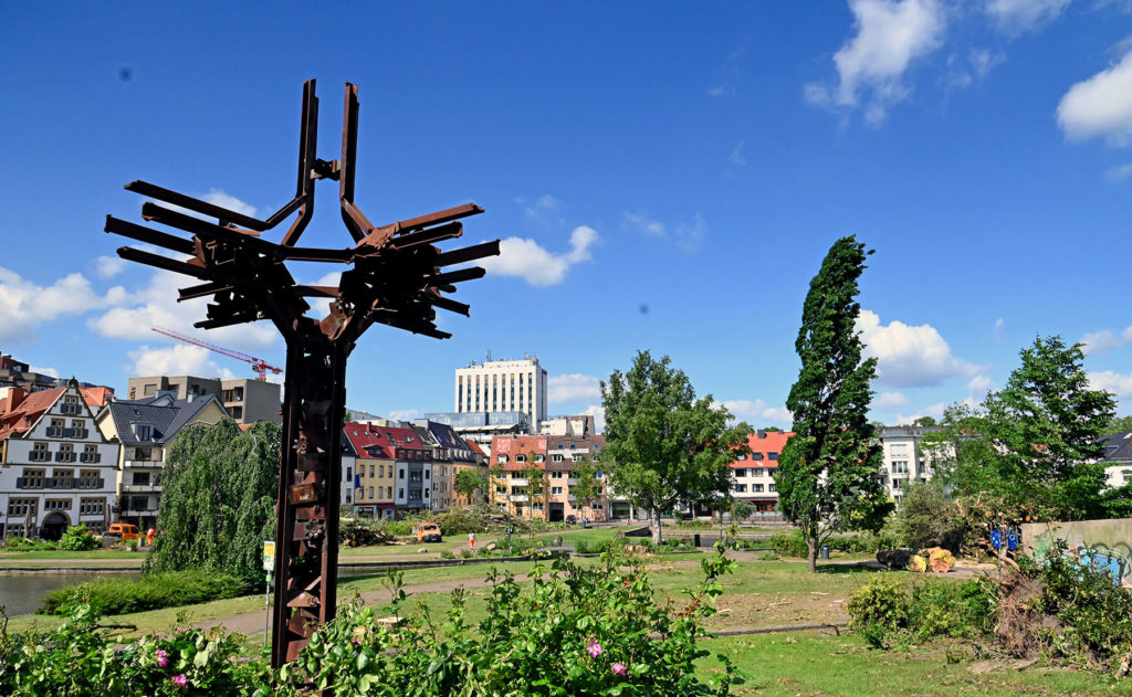 Ein Blick auf das zerstörte Paderquellgebiet in Paderborn. Im Vordergrund ist ein Kreuz zu sehen, das zum Weltjugendtag im Jahr 2005 aufgestellt worden ist. (Foto: Patrick Kleibold)