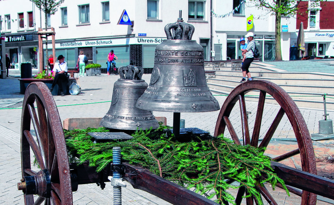 So sehen die neuen Glocken aus: Die große Glocke (rechts) ist die "Kleppglocke" für den Sauerländer Dom. Die Kleine ist die "Hubertus­glocke", die für Biekhofen bestimmt ist. (Fotos: Lüttecke)