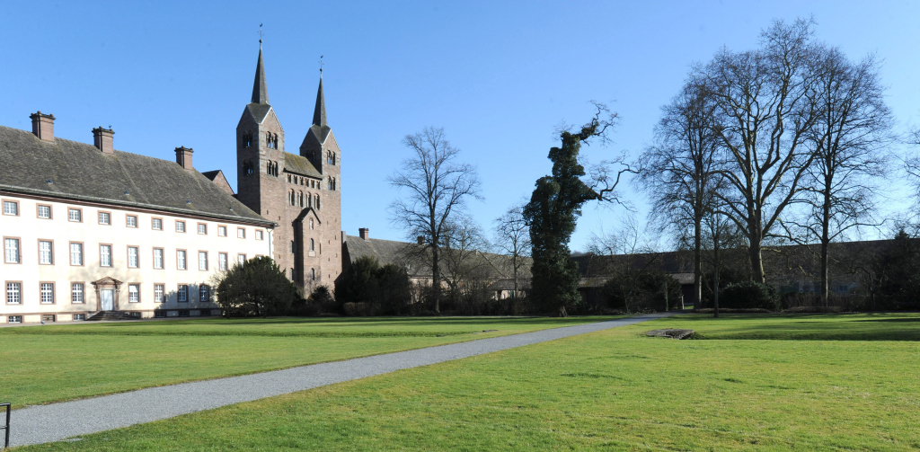 Westfassade des Schlosses und die Abteikirche im ehemaligen Kloster Corvey am 3. Juni 2013 in Höxter. (Foto: KNA)
