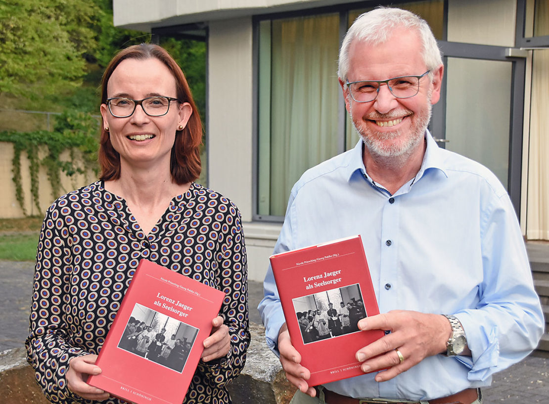 Haben das neue Buch über Jaeger herausgegeben: Prof. Dr. Nicole Priesching und Georg Pahlke. Erschienen ist es bei Brill/Schöningh. (Foto: Auffenberg)