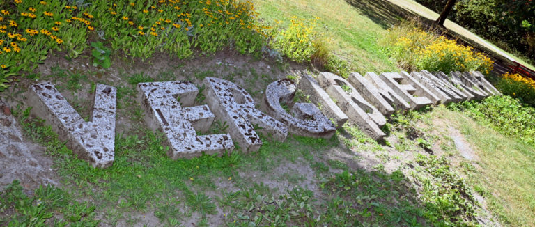 Monte Scherbelino – Neben einer Gedenktafel und einem Kreuz findet man auf dem "Monte Scherbelino" den Schriftzug "Vergißmeinnicht" aus großen Betonlettern. Foto: Patrick Kleibold