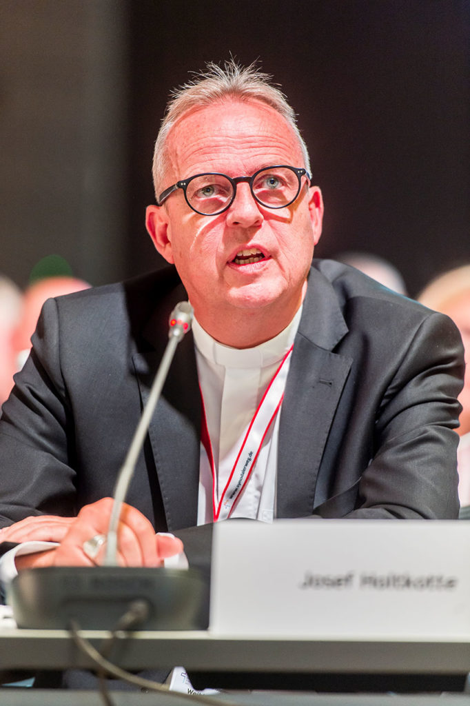 Weihbischof Josef Holtkotte während der vierten Synodalversammlung in Frankfurt.