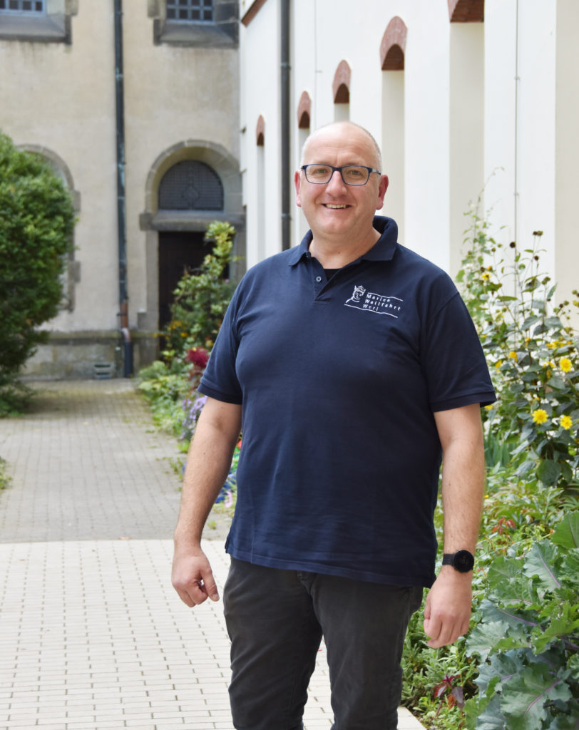 Wallfahrtsseelsorger Markus Ende steht im Garten des Pilgerklosters Werl. Aufnahmedatum: 21.09.2022