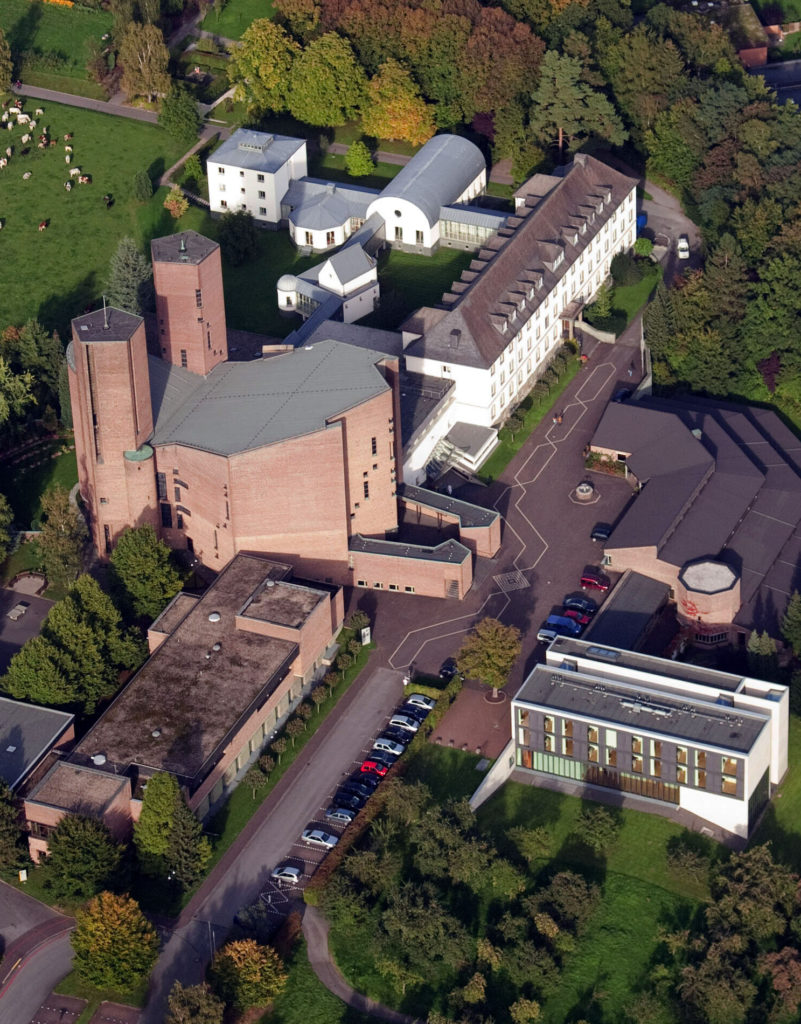 Luftbild der Klosteranlage mit Klosterkirche der Benediktinerabtei Königsmünster in Meschede. Foto: KNA