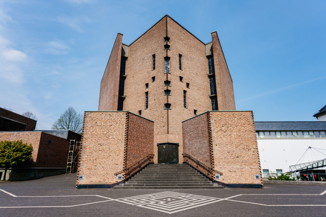 Die Kirche der Abtei Königsmünster in Meschede ist "Christus dem Friedenskönig" geweiht. Foto: Besim Mazhiqi / Erzbistum Paderborn