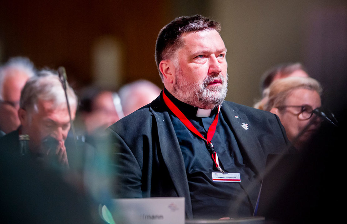 Pfarrer Ludger Hojenski während der 4. Synodalversammlung in Frankfurt.