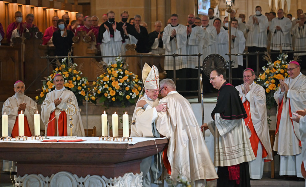 Erzbischof Hans-Josef Becker verabschiedet – Bätzing würdigt 74-Jährigen. (Foto: Patrick Kleibold)