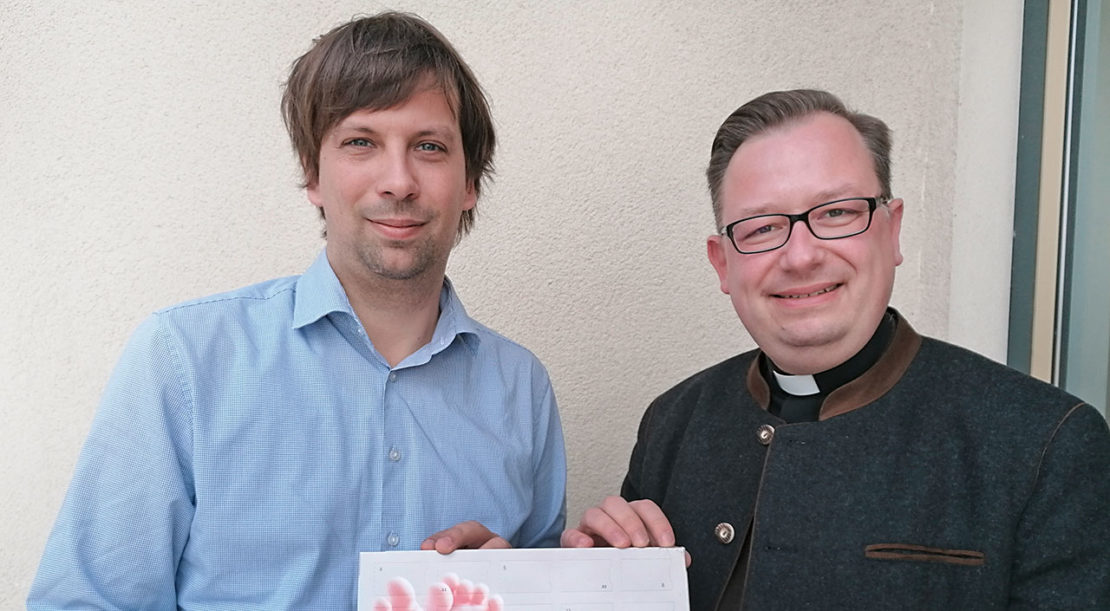 Menschsein - Diözesansekretär Daniel Fissen­ewert (links) und Diözesanpräses Sebastian Schulz stellen den Advents­kalender zur Kampagne "Wurzel Mensch" vor. (Foto: Kolping/Mario Polzer)