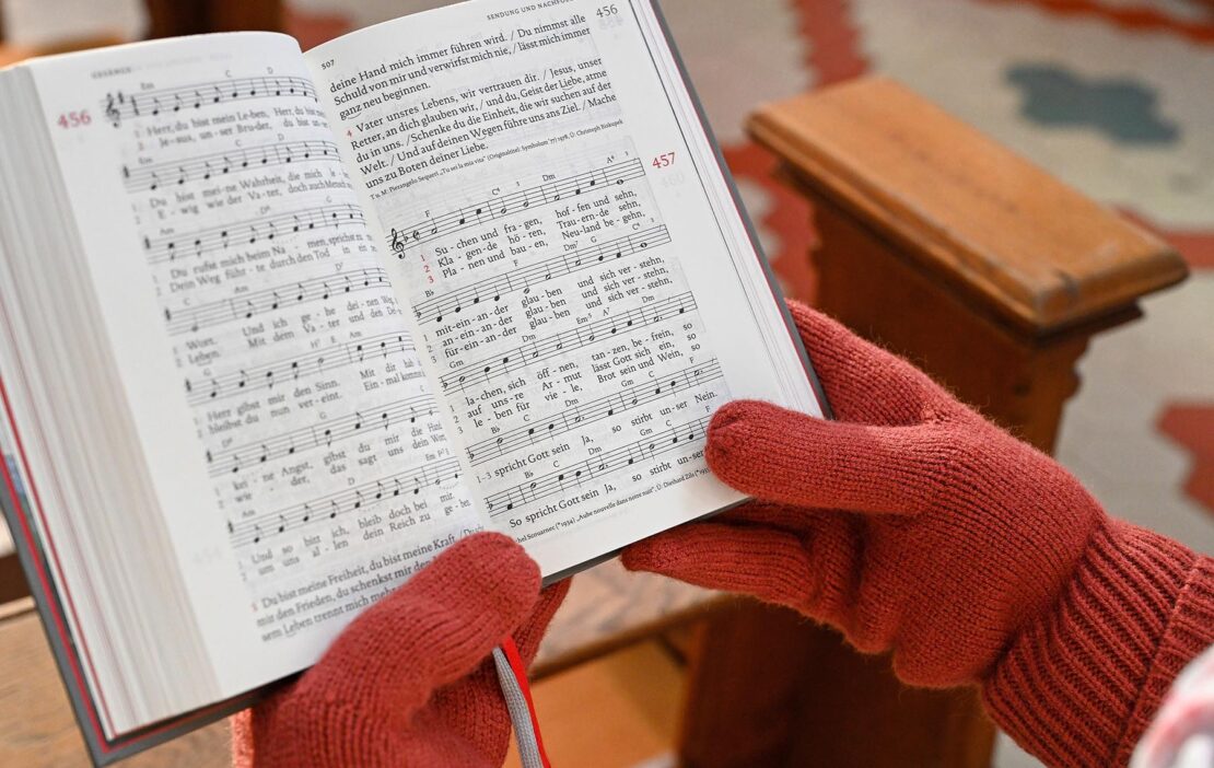 Mit Handschuhen, Schal und Decke zum Gottesdienst: Wenn im Winter die Kirchen nicht oder nur spärlich geheizt werden, müssen sich die Gottesdienstbesucher warm anziehen. (Foto: privat)
