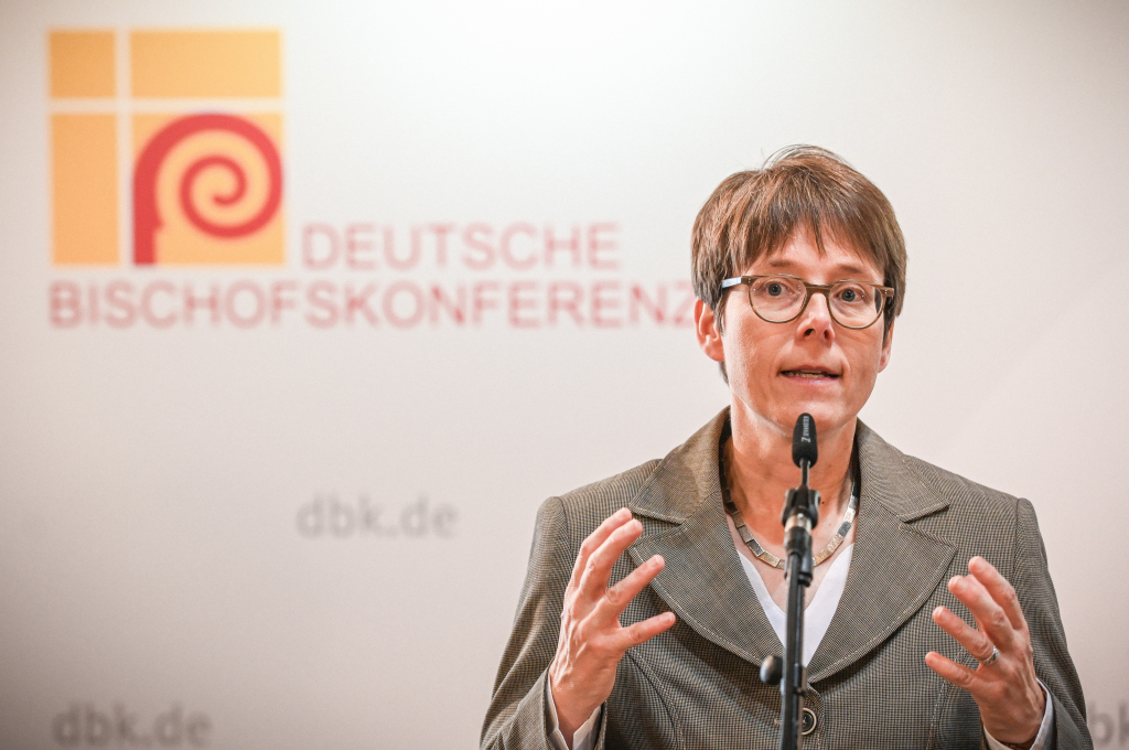 Beate Gilles, Generalsekretärin der Deutschen Bischofskonferenz (DBK), spricht bei der Pressekonferenz zur Eröffnung der Herbstvollversammlung der DBK am 26. September 2022 in Fulda.