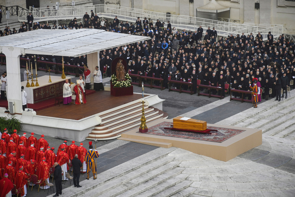 Blick von oben auf Papst Franziskus (m.l.), Kardinäle (l.) und schwarz gekleidete Trauergäste (r.) während der Trauermesse für den verstorbenen, emeritierten Papst Benedikt XVI. auf dem Petersplatz im Vatikan. (Foto: KNA)