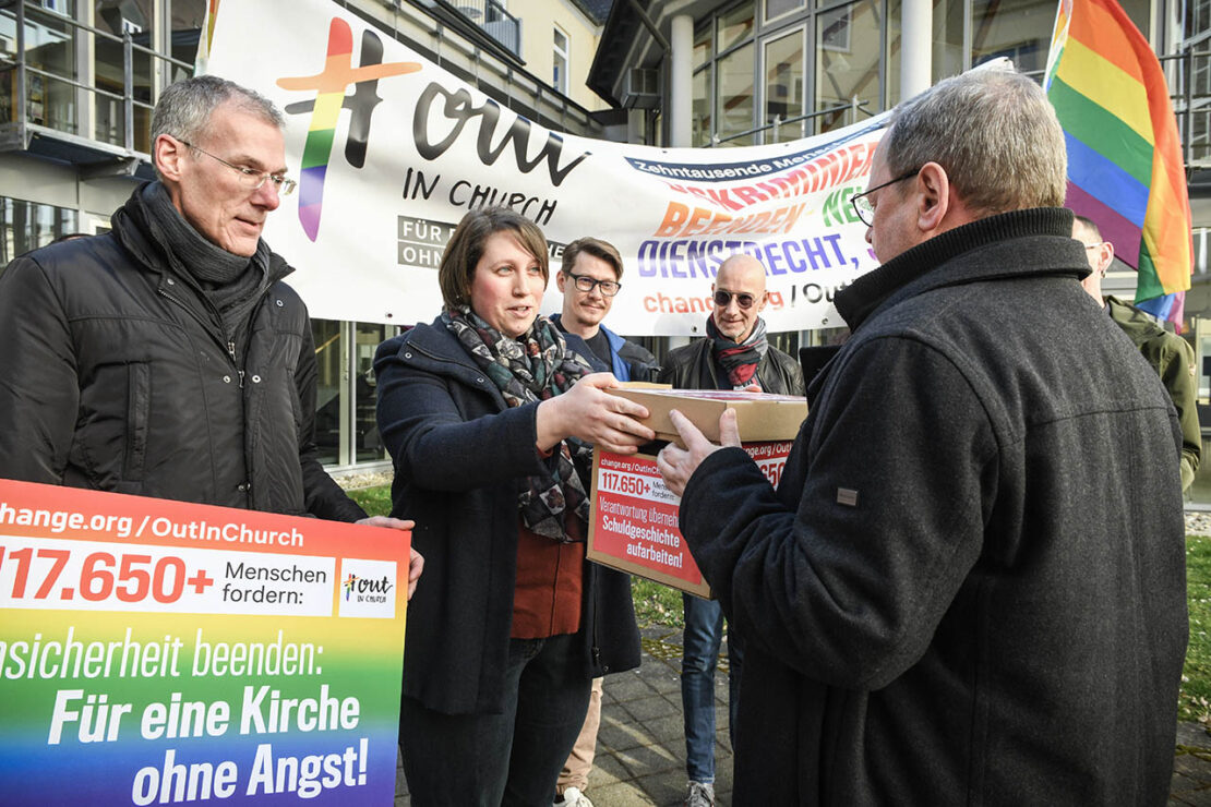 Vor einem Jahr gingen queere Mitarbeitende der katholischen Kirche an die Öffentlichkeit und sprachen über Ängste und Diskriminierung. Doch was hat sich seitdem getan und ­welchen Blick hat der Mitbegründer der Initiative "­#­Out­In­Church", Bernd Mönkebüscher, darauf?