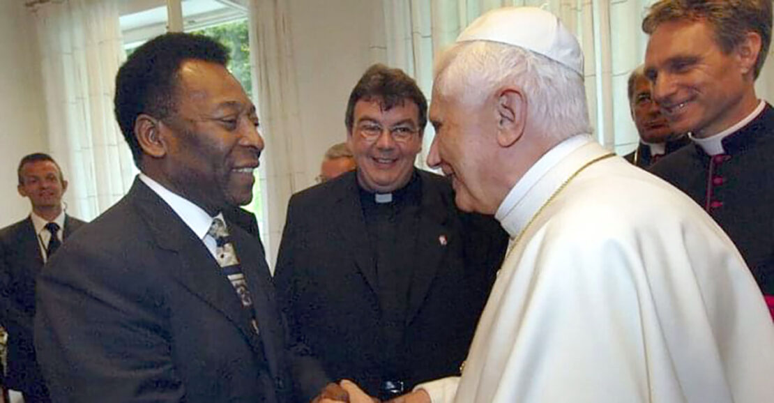 Beim WJT in Köln stellt Georg Austen (Mitte) dem damaligen Papst Benedikt Fußballstar Pelé vor. (Foto: privat)