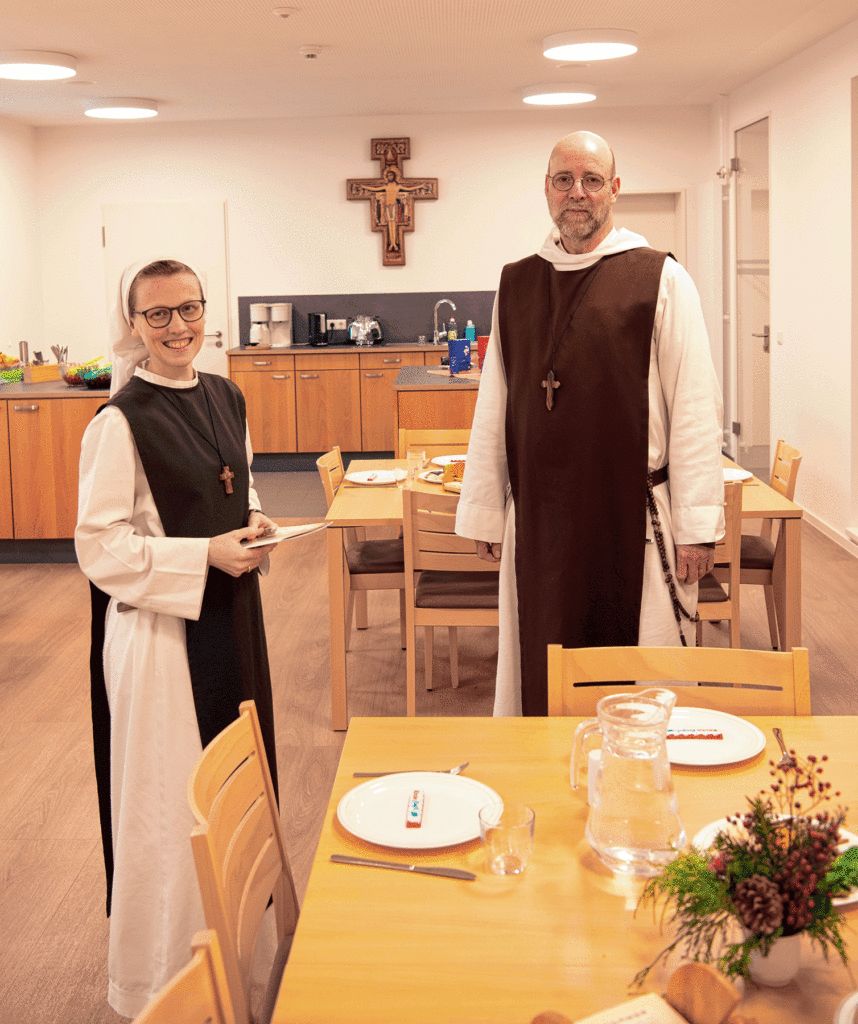 Hell und freundlich: Pater Franz und Schwester Luzia im Speisesaal.