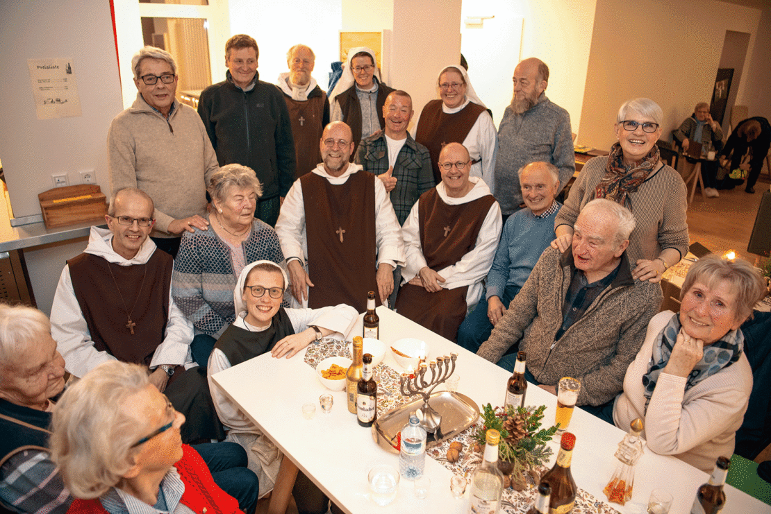 Gute Nachbarschaft: die Gruppe, die sich am Dienstagabend im Kloster St. Maria Himmelfahrt trifft. (Fotos: Karl-Martin Flüter)