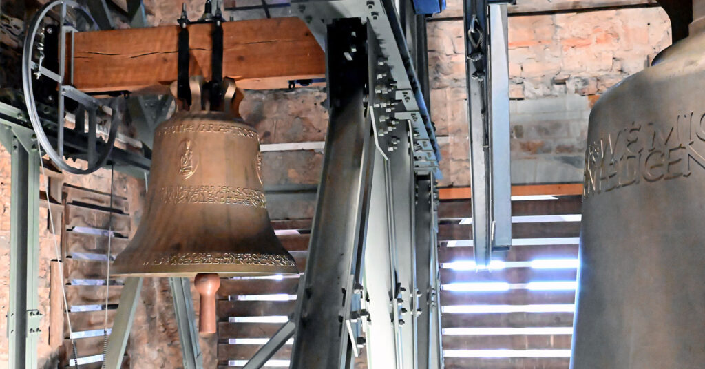 Insgesamt acht Glocken hängen heute im Hauptturm des Domes, zwei weitere im Dachreiter. Das gesamte Geläut ist vollständig dem Thema "Frieden" gewidmet. (Foto: Patrick Kleibold)