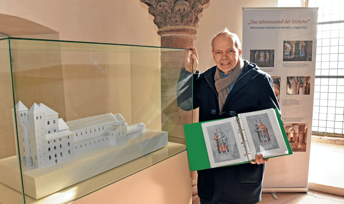 Christoph Stiegemann mit einem Modell der Abteikirche. Die Bilder zeigen zwei der sechs Skulpturen, die virtuell rekonstriert wurden. (Foto: Flüter)