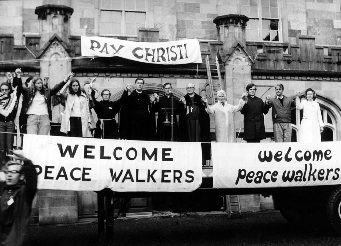 Während einer ökumenischen Feierstunde zum Abschluss einer Sternwallfahrt der internationalen katholischen Friedensbewegung „pax christi“ werden Pilger am 13. August 1972 in Kilkenny in Irland begrüßt. (Fotos: KNA)