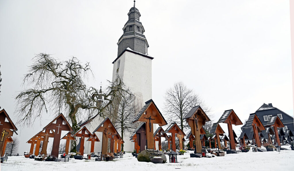 Baumkrone rettete Leben - Friedensort in Wormbach