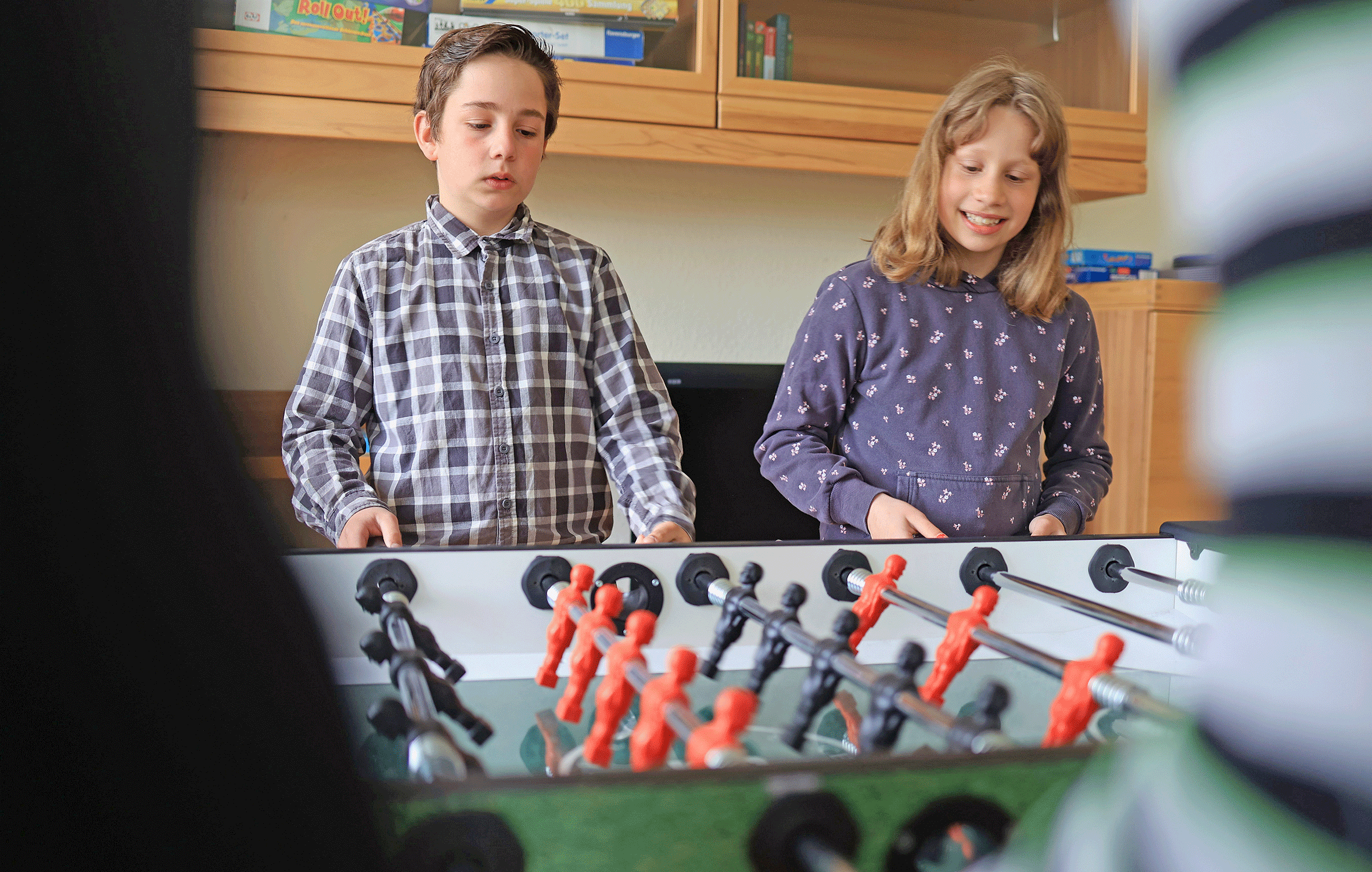 Markus (l.) und Marcella (r.) beim Tischfußballspiel.